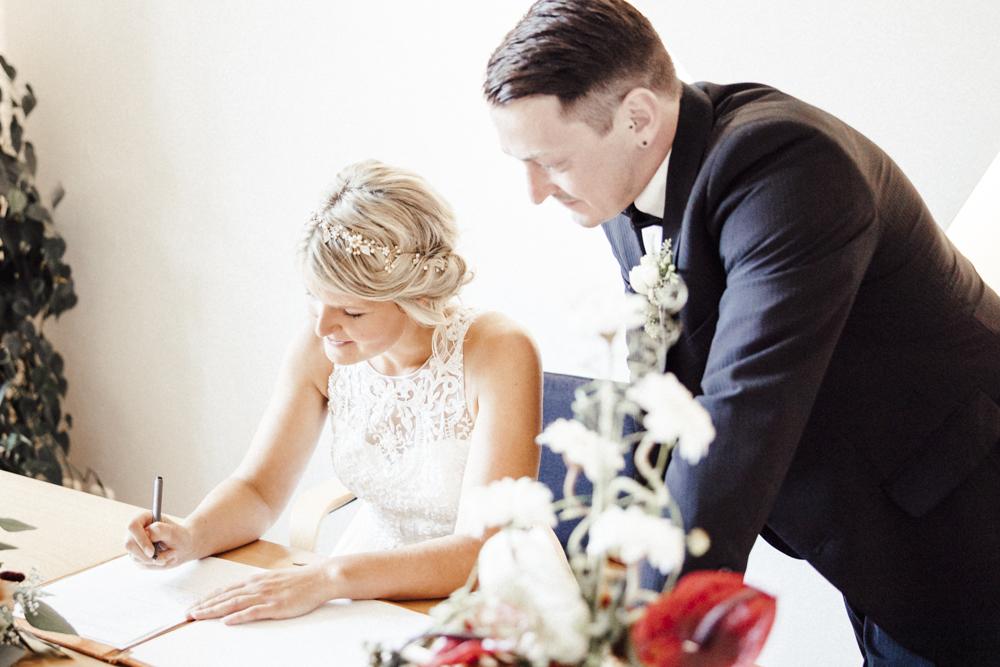 Braut und Bräutigam bei der Unterschrift