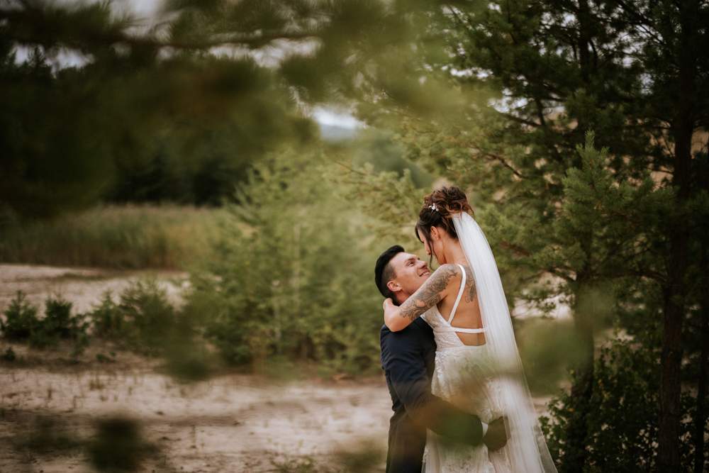 Heimlich fotografiert Brautpaar beim turteln