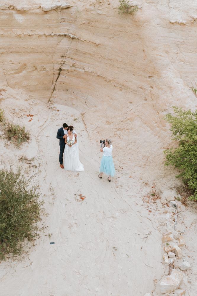 Hochzeitsfotograf fotografiert eine Hochzeitspaar in den Sandbergen