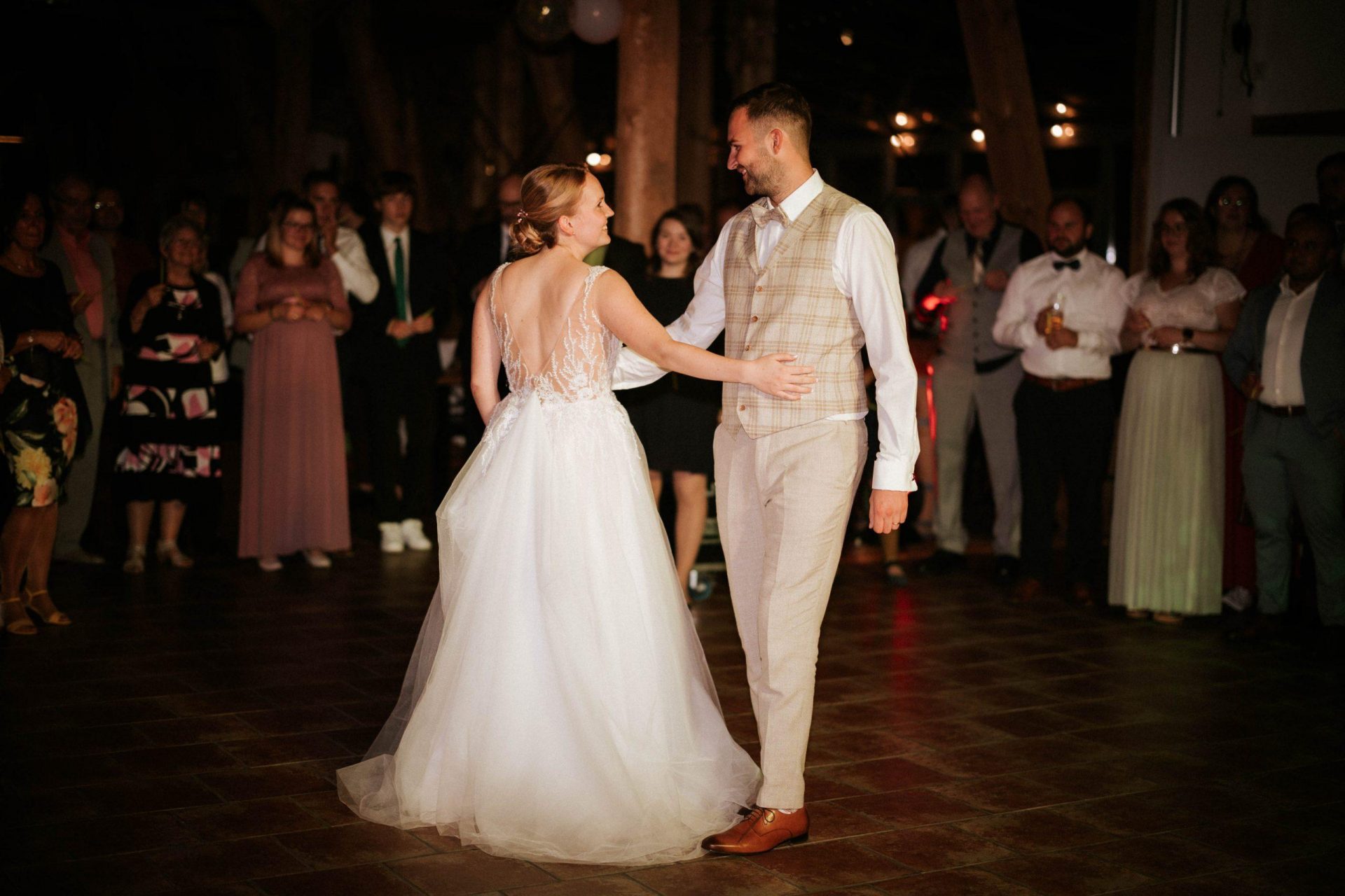 Das Brautpaar auf der Tanzfläche, umring von den Hochzeitsgästen